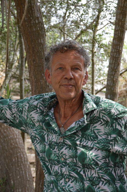 TP_Nachdenklich am Baum_small